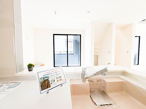 カウンターキッチンは広くて収納力もあるので、快適に料理をすることができます。食器や炊事用具を手の届くところに配置しやすいため調理もスピーディーです。