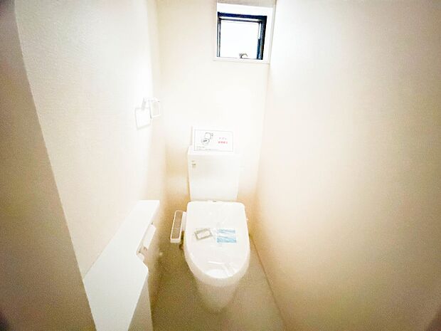 小窓を設置する事により明るく、通気性の良いトイレとなっております。中はゆとりのある大きさを確保しておりますので、ゆったりとお使い頂けます。