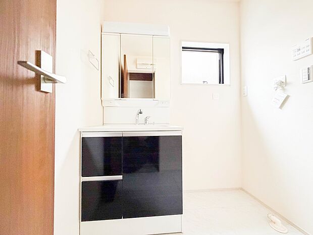 明るい清潔感のある洗面所は、鏡も大きくシンクが広々。朝の支度も楽にこなせます。