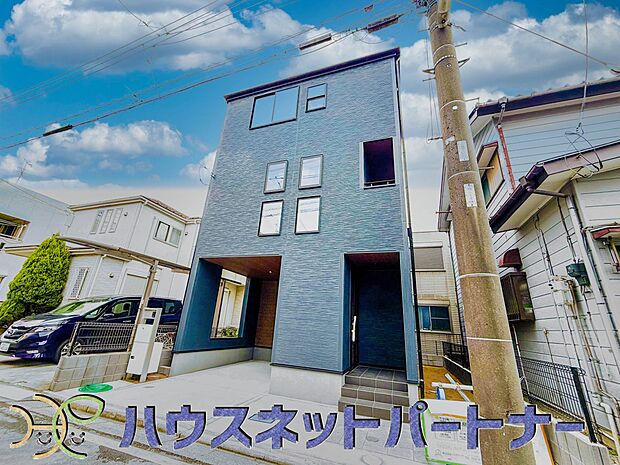 街に溶け合う美しい景観と、採光や風通しを考えて設計された間取り。近隣の視線を考え調整した窓位置など、外観だけでなく、住まうご家族の心地よさを最優先しました。