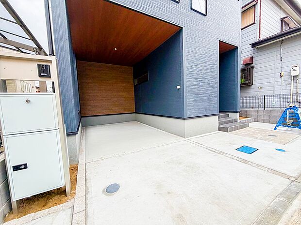 玄関横に駐車場なのでお買い物をした後は楽にお家へ。沢山お買物した時は助かりますね。