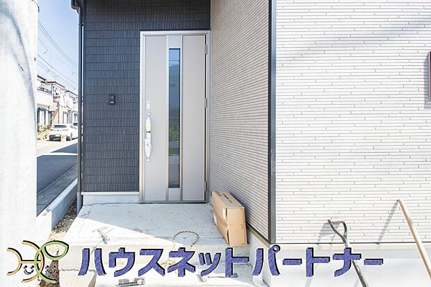 TVモニター付インターホン。来訪者の様子を室内TVモニターでチェック。対応したくないセールスを断りやすく、子どもに留守番をさせるときも安心。不在時の来訪者を録画でき、犯罪抑止効果も期待できます。