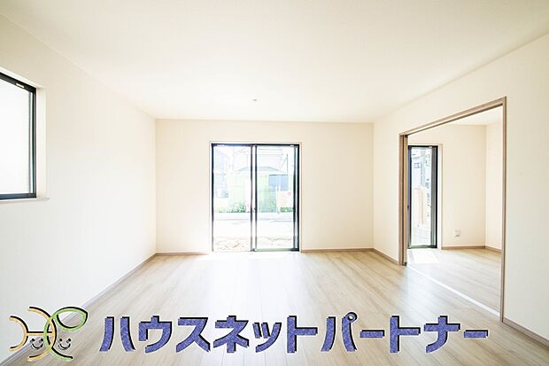 リビング横の洋室扉を開放して、パーティーの時は広々した空間造りもできますね。