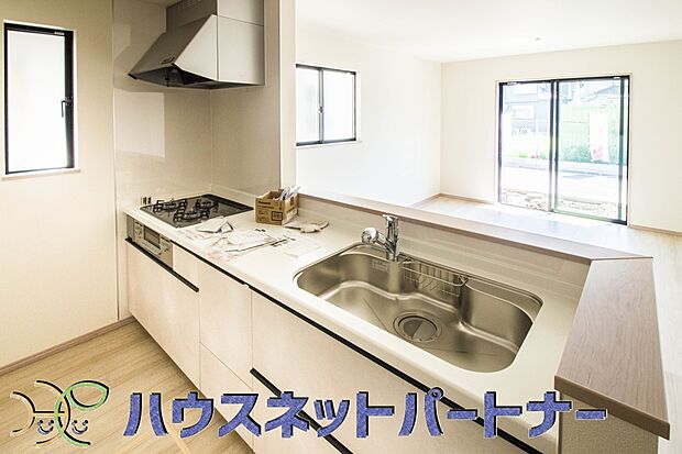 カウンターキッチンなら、リビングで遊ぶ子供の様子を見ながら料理ができるので安心です。料理を運んでもらったり、子供にお手伝いしてもらいやすいのもいいですね。