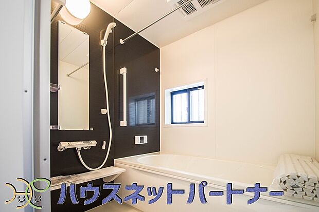 高級感溢れるカラーと大きさ・柔らかな曲線で構成された半身浴も楽しめるバスタブが心地よさをもたらします。