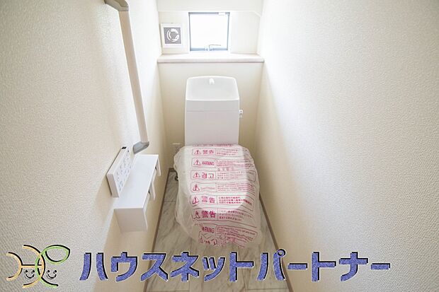 小窓を設置する事により明るく、通気性の良いトイレとなっております。中はゆとりのある大きさを確保しておりますので、ゆったりとお使い頂けます。