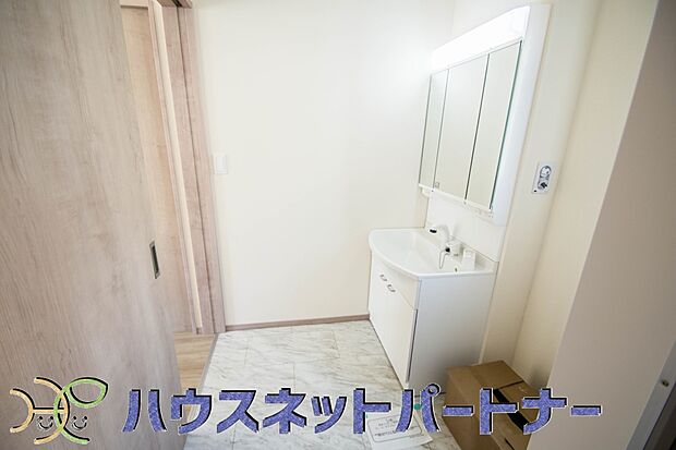 大きく見やすい三面鏡で清潔感ある洗面台は、身だしなみチェックや肌のお手入れに最適です。何かと物が増える場所だからこそ、スッキリと見映えの良い空間に拵えました。