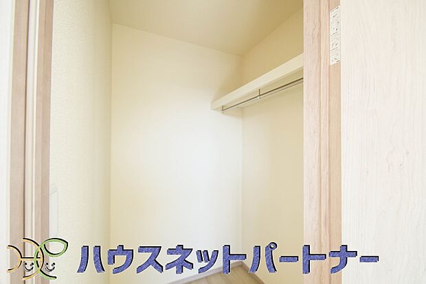 たくさんの洋服をかけてもシワになりにくいウォークインクローゼット。