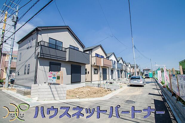 角地ならではの開放感。居住者の帰り、訪れる方を優しく迎える・安らぎに満ちた生活空間を予感させる。健やかな暮らしを楽しめそう。