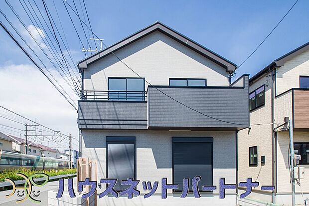 堂々たる趣ながら、主張し過ぎずどこか余裕を感じさせるシャープなフォルムで佇む邸宅は、晴天の空と照らし合わせる事で、本来あるべき完成形の姿を見せてくれます。