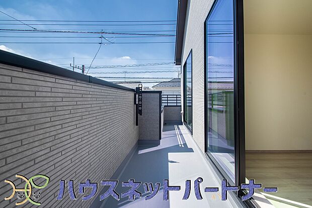 南向きバルコニーから明るい陽射しと爽やかな風がお部屋へと流れ込む、心地よい空間です。2部屋続きなのでお布団も沢山干せますね。