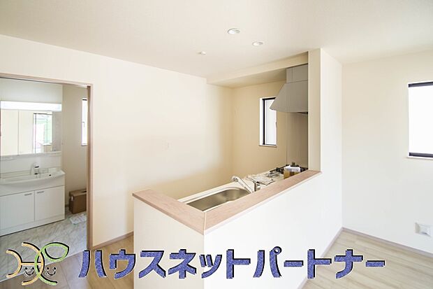 忙しい朝でも家族揃って食事をして頂ける、ゆとりある大きさのダイニングスペース。奥様の手料理をカウンター越しに受けとって頂き、テーブルで囲む素敵な時間を存分にお愉しみ下さい。