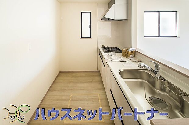 キッチン吊戸棚を無くす事によって、コミュニケーションを重視した設計に致しました。区画によって変わる一体感を、実際にご覧になって頂けましたらと思います。 