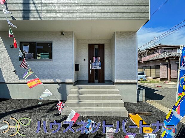 上質感漂う玄関へのアプローチ。居住者の帰り、訪れる方を優しく迎える・安らぎに満ちた生活空間を予感させる。健やかな暮らしを楽しめそう。