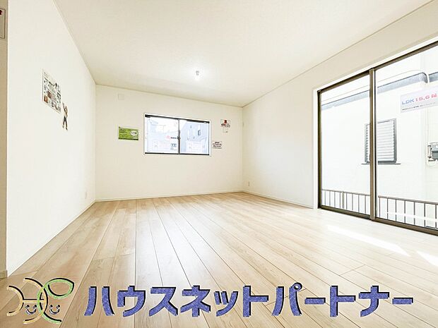 通風・採光に優れ、心地よい光と風が溢れています。 贅沢で豊かな居住性と、プライドを満たすクオリティが見事に調和した住空間。新築ならではの快適なひとときをご体感頂ける筈です。