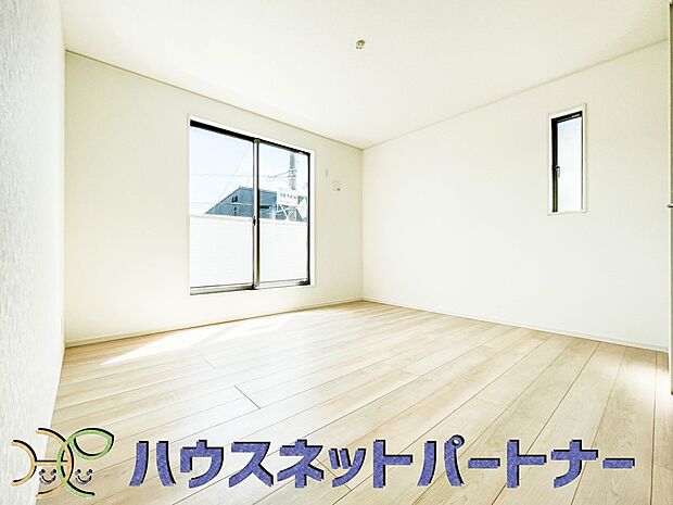 太陽の光がお部屋を照らしてくれます。こんな朝を迎えると今日一日を頑張ろうと思えてきますよね。