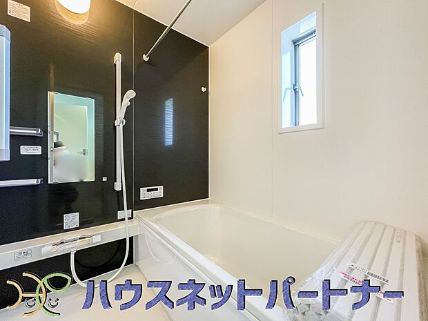 高級感漂う清潔感のある浴室は、窓からは光が入り心地よいバスタイムを演出してくれます。浴室乾燥機付きなので長雨の時期には大助かり。