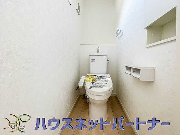 快適な生活を送るための必須アイテムとなった洗浄機能付トイレ。おしり洗浄、ビデ洗浄、暖房便座の3つの機能を標準装備しています