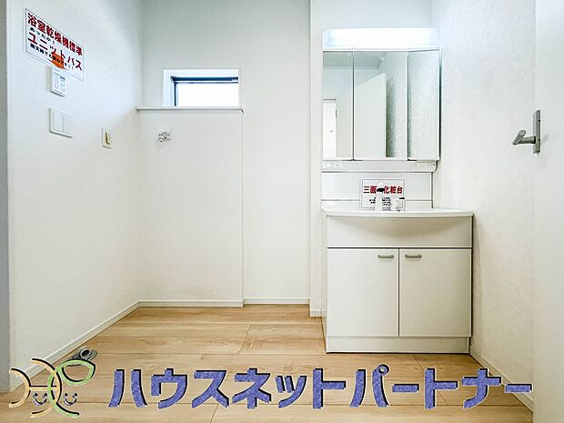 大きく見やすい三面鏡で清潔感ある洗面台は、身だしなみチェックや肌のお手入れに最適です。何かと物が増える場所だからこそ、スッキリと見映えの良い空間に拵えました。