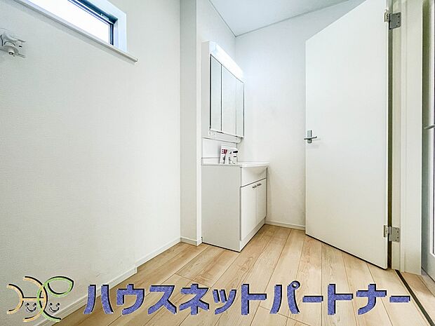 三面鏡洗面化粧台。ミラーを手前に引けば、楽な姿勢で髭剃りやメイクができます。合わせ鏡にすればヘアスタイルのチェックもラクラク。洗面化粧台のミラー裏にはたっぷり入る収納スペースを設けています。