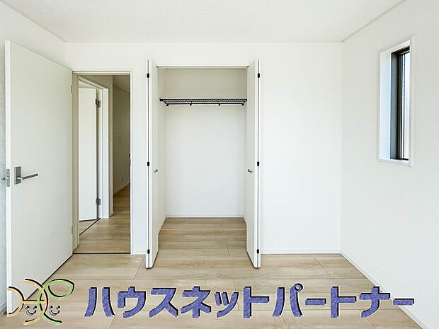 多くの人がお困りの住まいの収納。壁面クローゼットがあればタンスを置く必要がなく、出っ張りのないスッキリ空間を維持できます。限られたスペースを有効に活用できそう。