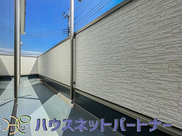 南バルコニーから差し込む陽光・通風は、住環境・快適性と共に有り続ける貴重な「財産」です。この新築戸建に住まう事で手に入れるものは、きっと日常にとっても貴重な存在となるはずです。