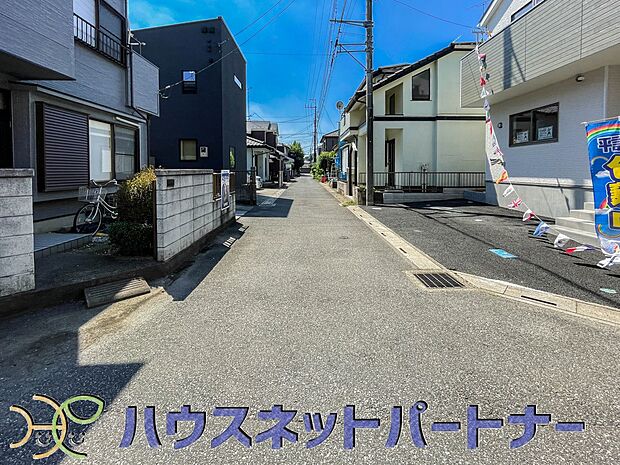 前面道路でお車を駐車するのも楽々。