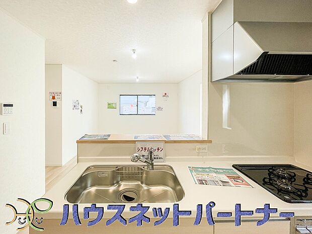 お料理できたらカウンターから手渡しができます。家族で会話をしながらお料理を楽しく。