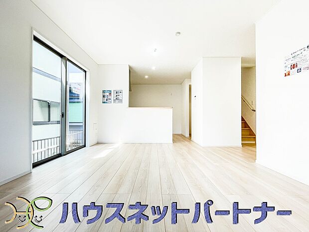 リビングは、食事スペースと寛げる場所設けてもまだ余裕の広さ。明るい光が照らしてくれます。