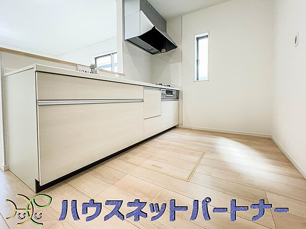 明るい自然光が入る作業スペースを多くとったキッチン採用。夫婦揃ってキッチンに立っても調理がしやすく、家事をしながら会話も弾みます。食器類もすっきりと片付く収納力。