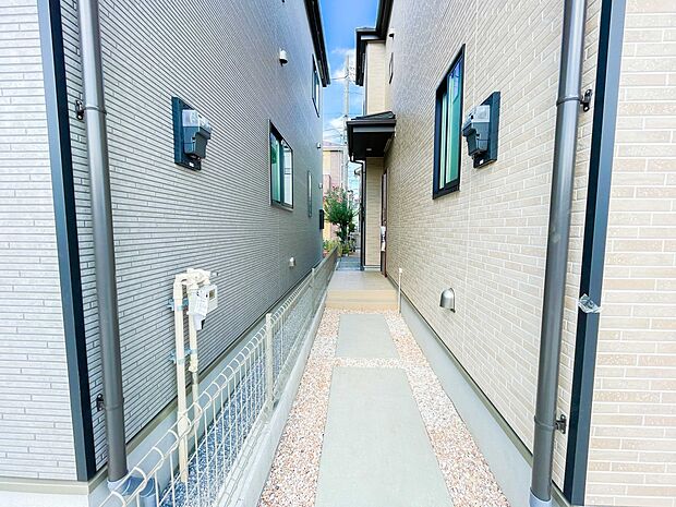 玄関の扉を開けるとそこは家族の待つお家。笑い声が聞こえてきそう。