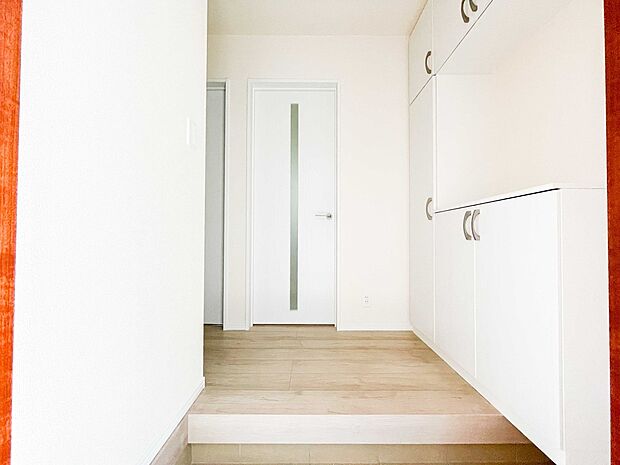 大型のシューズボックスには靴やブーツ、サンダルはもちろん、ハンカチや手袋、バック類などのお出かけ用品、印鑑や朱肉なども収納可能です。