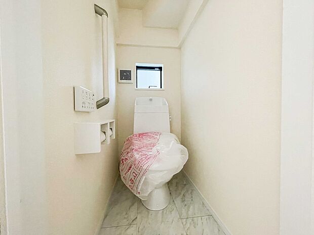 小窓を設置する事により明るく、通気性の良いトイレとなっております。中はゆとりのある大きさを確保しておりますので、ゆったりとお使い頂けます。 