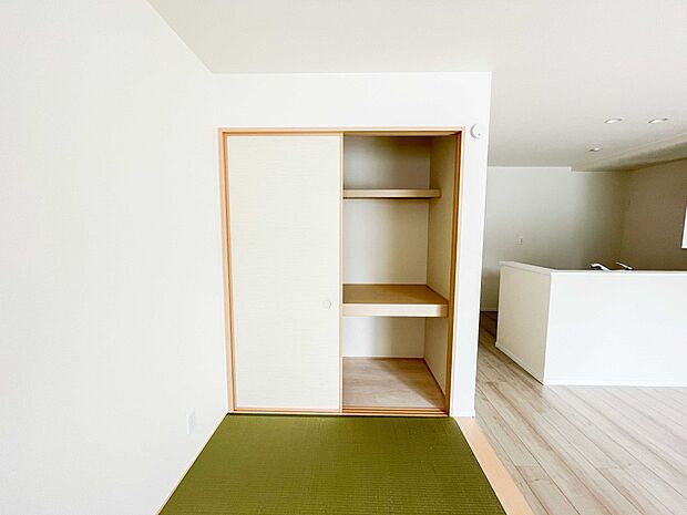 多くの人がお困りの住まいの収納。壁面クローゼットがあればタンスを置く必要がなく、出っ張りのないスッキリ空間を維持できます。限られたスペースを有効に活用できそう。