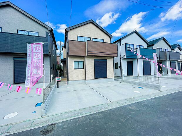 街に溶け合う美しい景観と、採光や風通しを考えて設計された間取り。近隣の視線を考え調整した窓位置など、外観だけでなく、住まうご家族の心地よさを最優先しました。