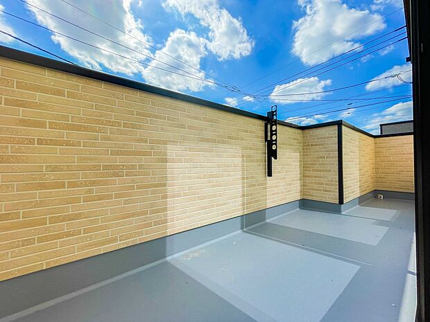 朝の澄んだ空気や、夕方に吹く清々しい風を五感で感じられるバルコニー。住まいの中で屋外にあって、本当の自然を感じられるスペースです。