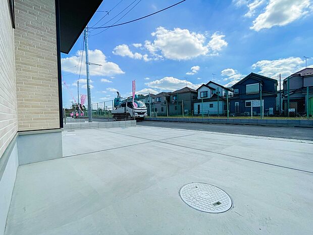 通勤や家族の送迎など、毎日の生活にマイカーが欠かせない方にとって駐車場は大事な条件。敷地内にカースペースがあれば、お出かけやお買い物の際の搬入出もらくらくです。