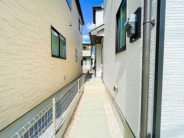 上質感漂う玄関へのアプローチ。居住者の帰り、訪れる方を優しく迎える・安らぎに満ちた生活空間を予感させる。健やかな暮らしを楽しめそう。