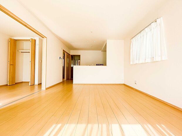 通風・採光に優れ、心地よい光と風が溢れています。 贅沢で豊かな居住性と、プライドを満たすクオリティが見事に調和した住空間。新築ならではの快適なひとときをご体感頂ける筈です。