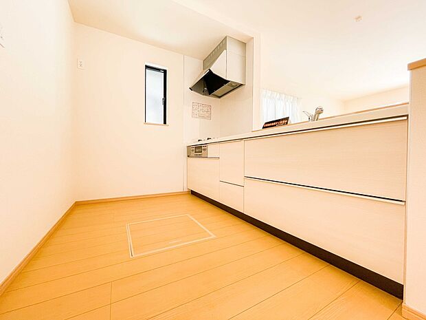 カウンターキッチンは広くて収納力もあるので、快適に料理をすることができます。食器や炊事用具を手の届くところに配置しやすいため調理もスピーディーです。