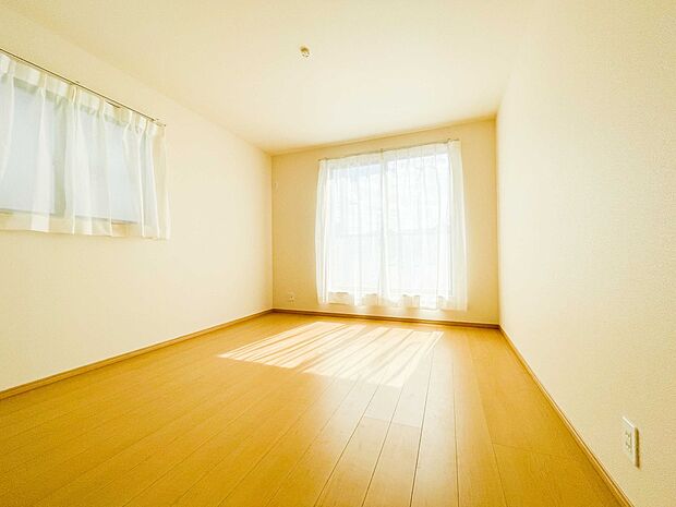 ベッドを置いて主寝室をイメージ。それでも広々してますね。