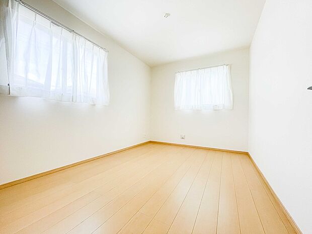 明るい窓のあるお部屋は子供部屋にぴったり。可愛い家具で素敵なお部屋に。