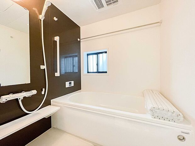 心地よいバスタイムを演出する浴室はゆとりあるサイズを採用。保温機能付き、汚れをはじく有機ガラス系の新素材を採用した浴室。美しく機能的な設備を採用。