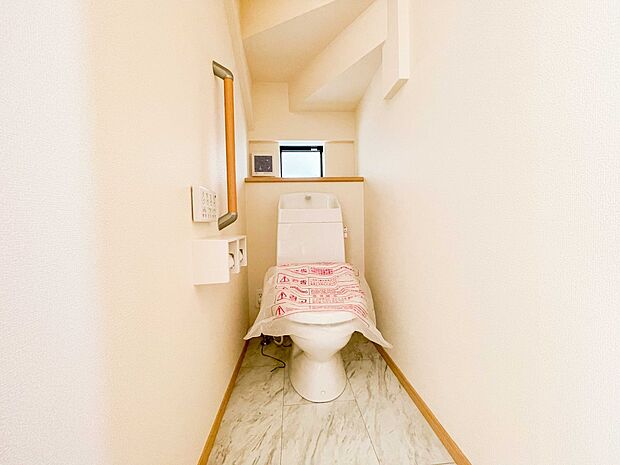 小窓を設置する事により明るく、通気性の良いトイレとなっております。中はゆとりのある大きさを確保しておりますので、ゆったりとお使い頂けます。