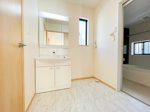 大きく見やすい三面鏡で清潔感ある洗面台は、身だしなみチェックや肌のお手入れに最適です。何かと物が増える場所だからこそ、スッキリと見映えの良い空間に拵えました。