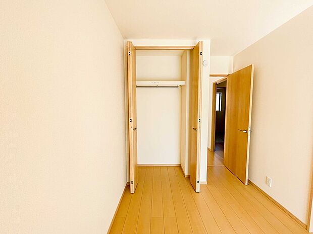 壁面クローゼットのメリットは、衣類が横一列に並ぶためひと目で洋服が選びやすいこと。衣類をたくさんお持ちの方も、限られたスペース内に無理なく収納することができます。