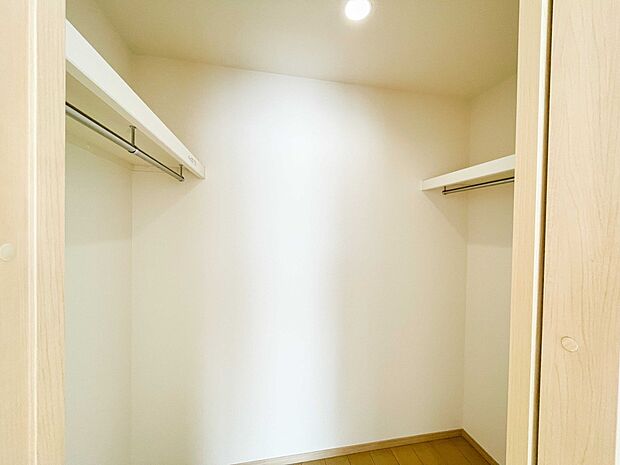 たくさんの洋服をかけてもシワになりにくいウォークインクローゼット。洋服以外にも、普段使わない家電やスーツケース、ストック品など何でも片付く嬉しい空間です。