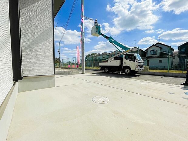 駐車場がある戸建を持つ最大のメリットは、駐車場代金を支払い続ける必要がないことです。賃貸住宅に住んでいる方が、戸建の購入を考えるきっかけに挙げることが多いようです。