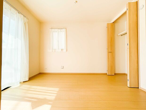 2面窓のある風通しの良いお部屋は心も体も元気にしてくれます。自分だけのお部屋作りを楽しんでみては。