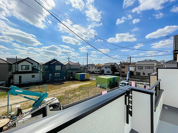 周辺は高い建物が無く、解放感が感じられます。